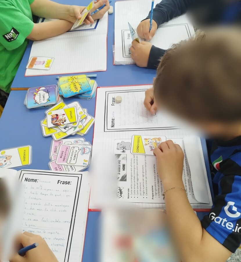 Il gioco di carte per imparare i verbi del modo indicativo