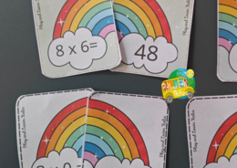 GIOCHIAMO CON LE CARTE DELLE TABELLINE