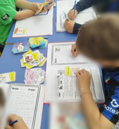 Il gioco di carte per imparare i verbi del modo indicativo
