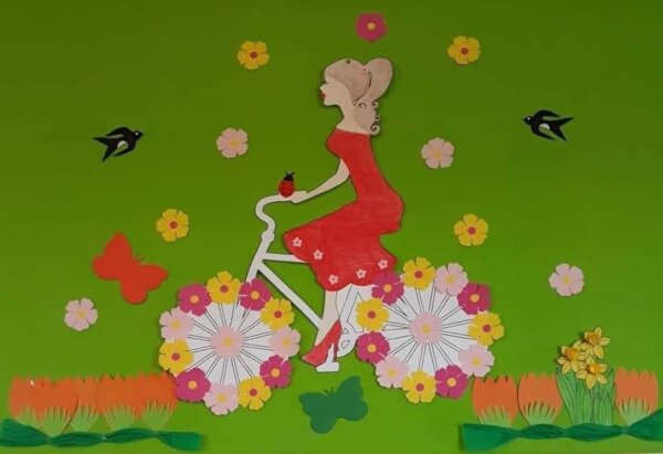Donna in bicicleta