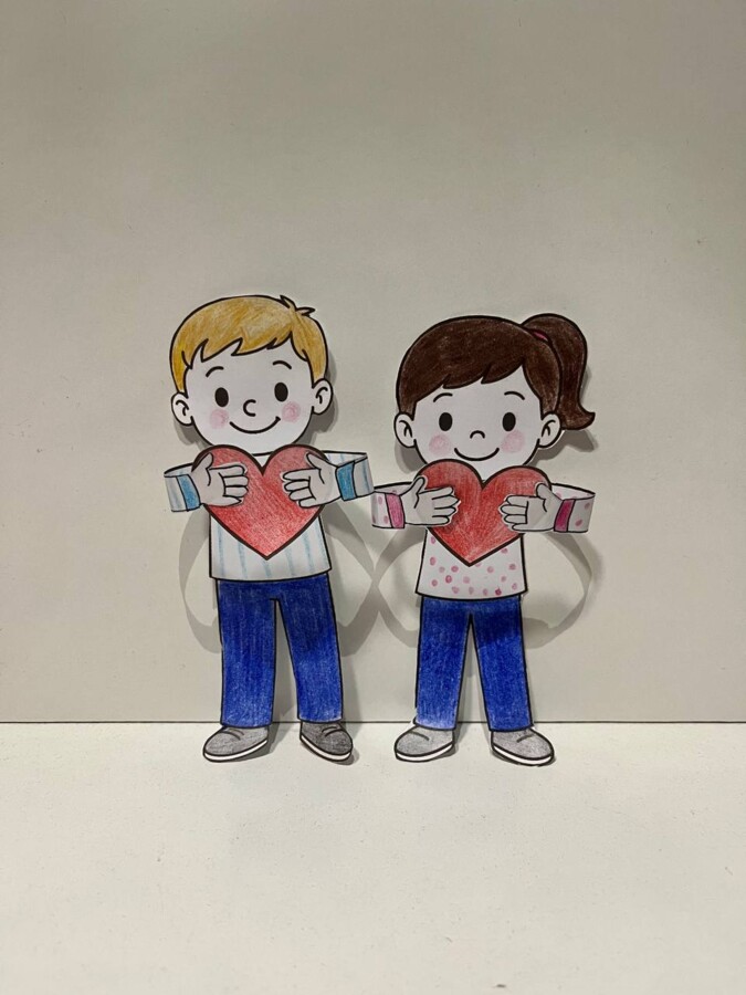 Bambini che Abbracciano un Cuore