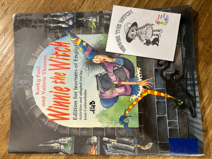 Halloween Stories: "Winnie the Witch" mini book + vocabulary worksheet