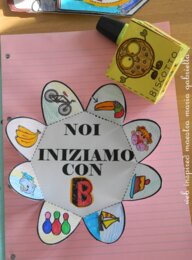 Lettera B con fiore sillabico e dado sillabico